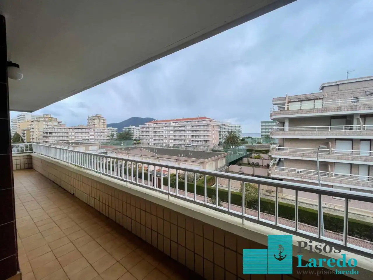 Vista exterior de Pis en venda en Laredo amb Calefacció, Terrassa i Piscina comunitària