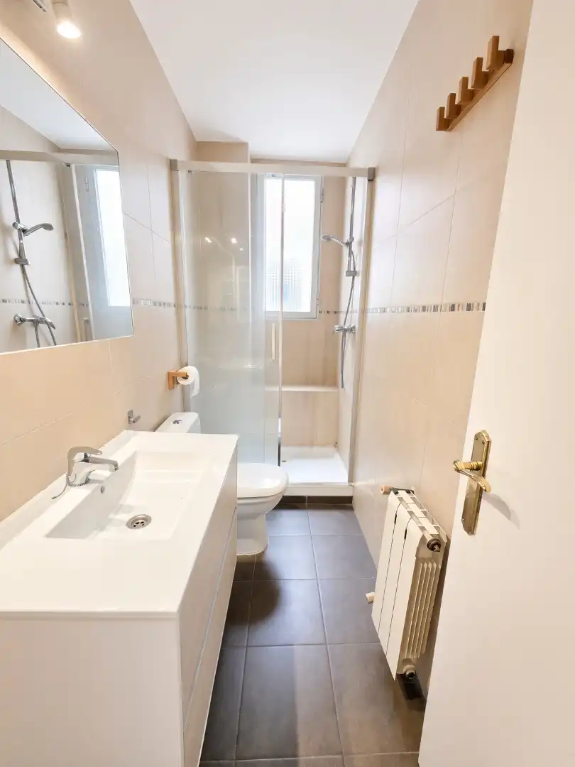 Bathroom of Flat for sale in Madrid  with Air Conditioner, Heating and Washing machine