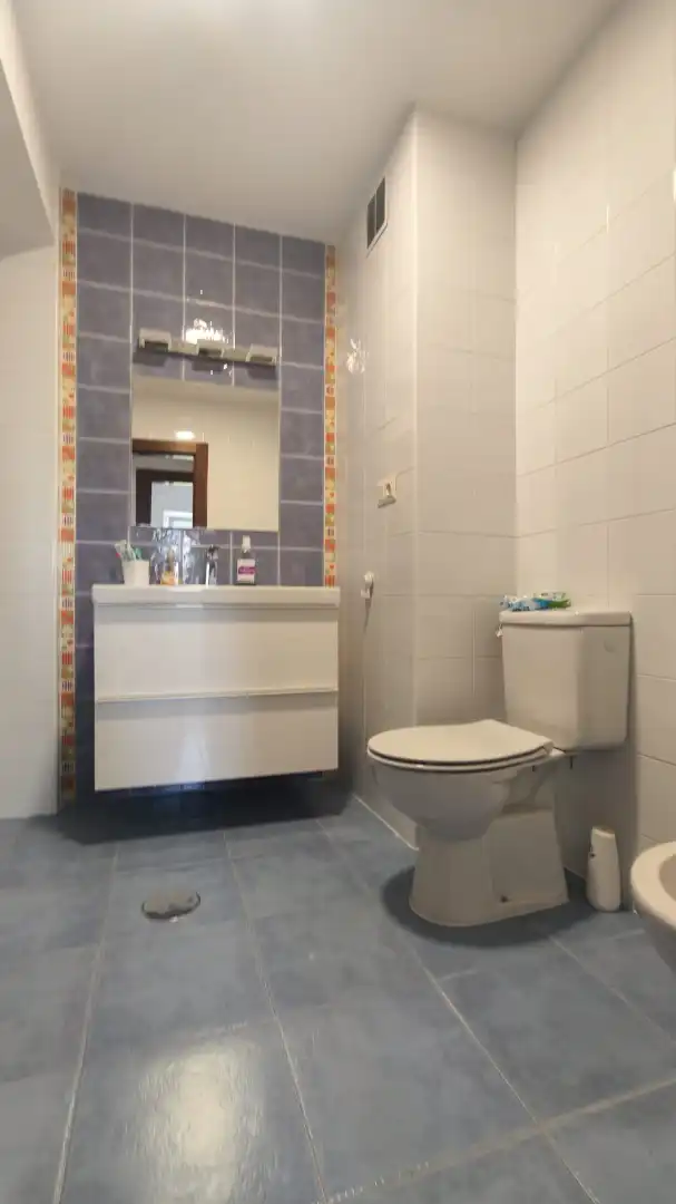 Badezimmer von Wohnung zum Verkauf in Avilés mit Heizung und Parkett