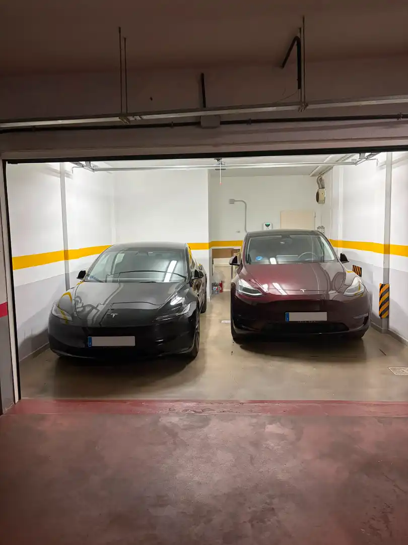 Parking de Casa adosada en venta en Madrid con Aire acondicionado, Calefacción y Jardín privado