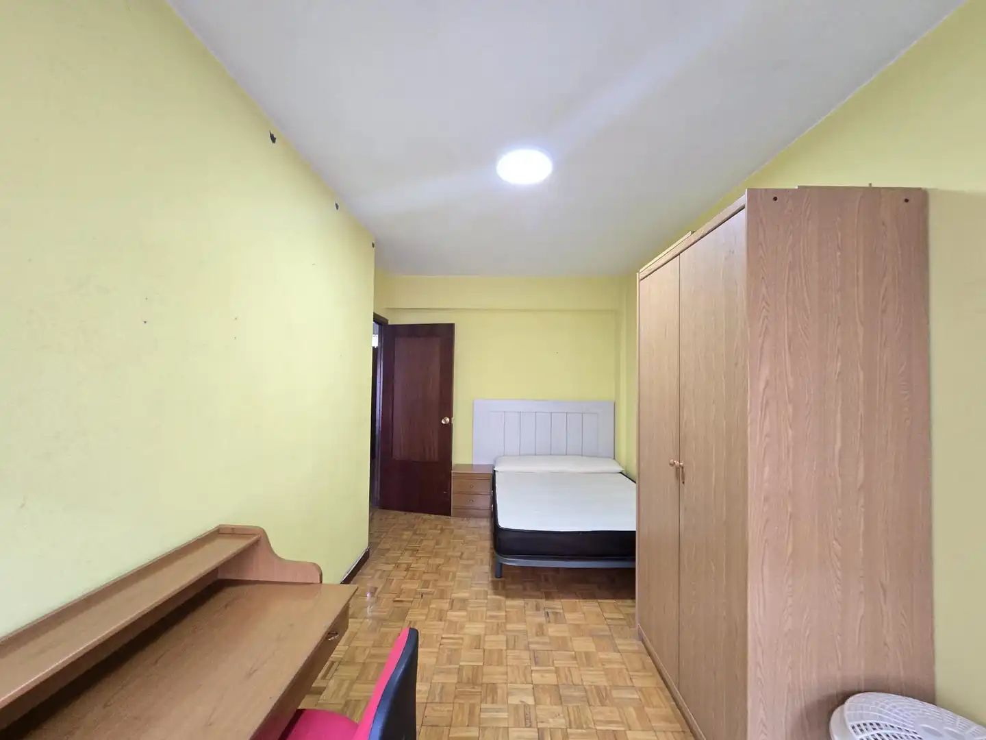 Dormitori de Pis de lloguer en Vigo  amb Calefacció, Parquet i Moblat