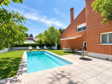 House with pool for sale in Calle la Coruña