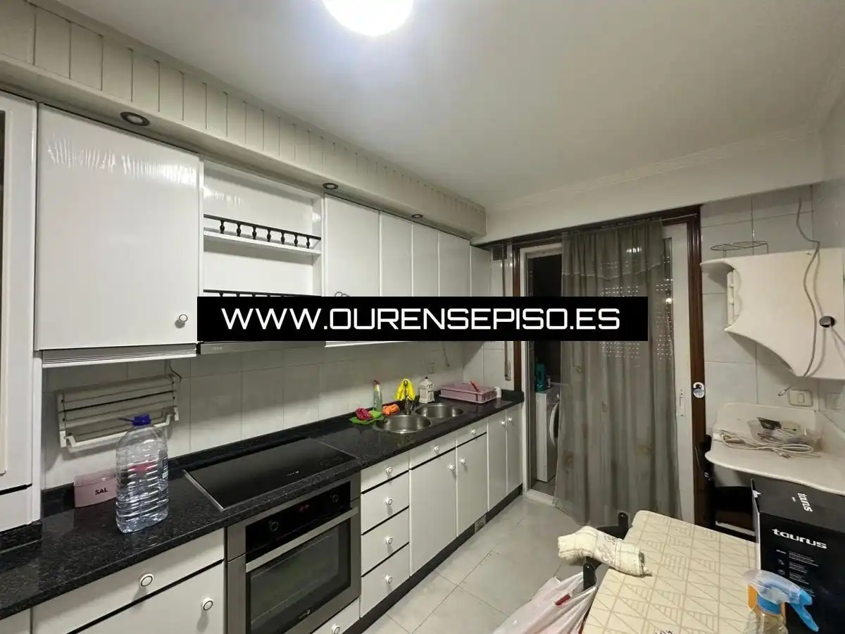 Cuina de Pis de lloguer en Ourense Capital  amb Calefacció, Moblat i Forn