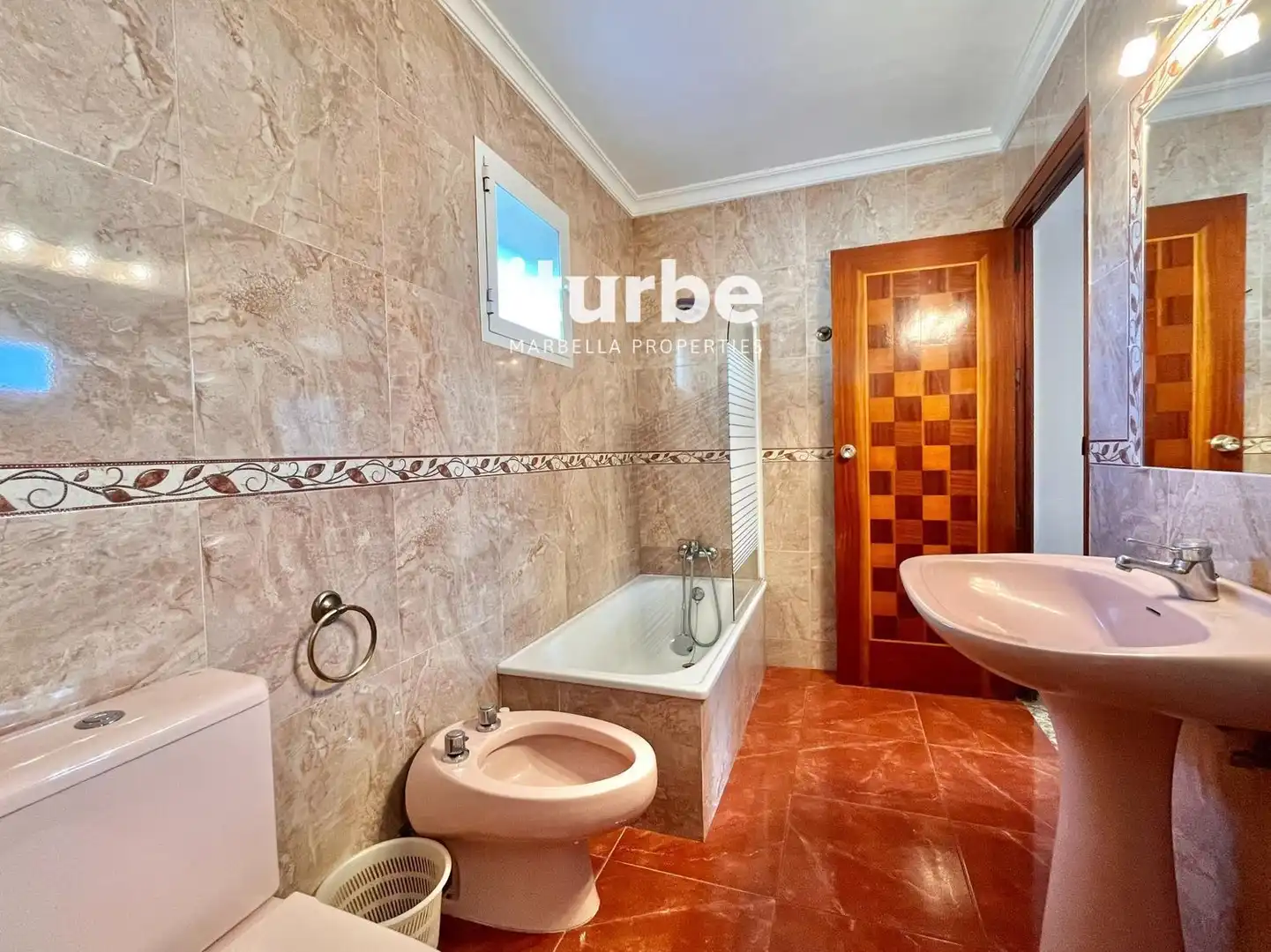 Baño de Casa adosada en venta en Marbella con Aire acondicionado, Terraza y Horno