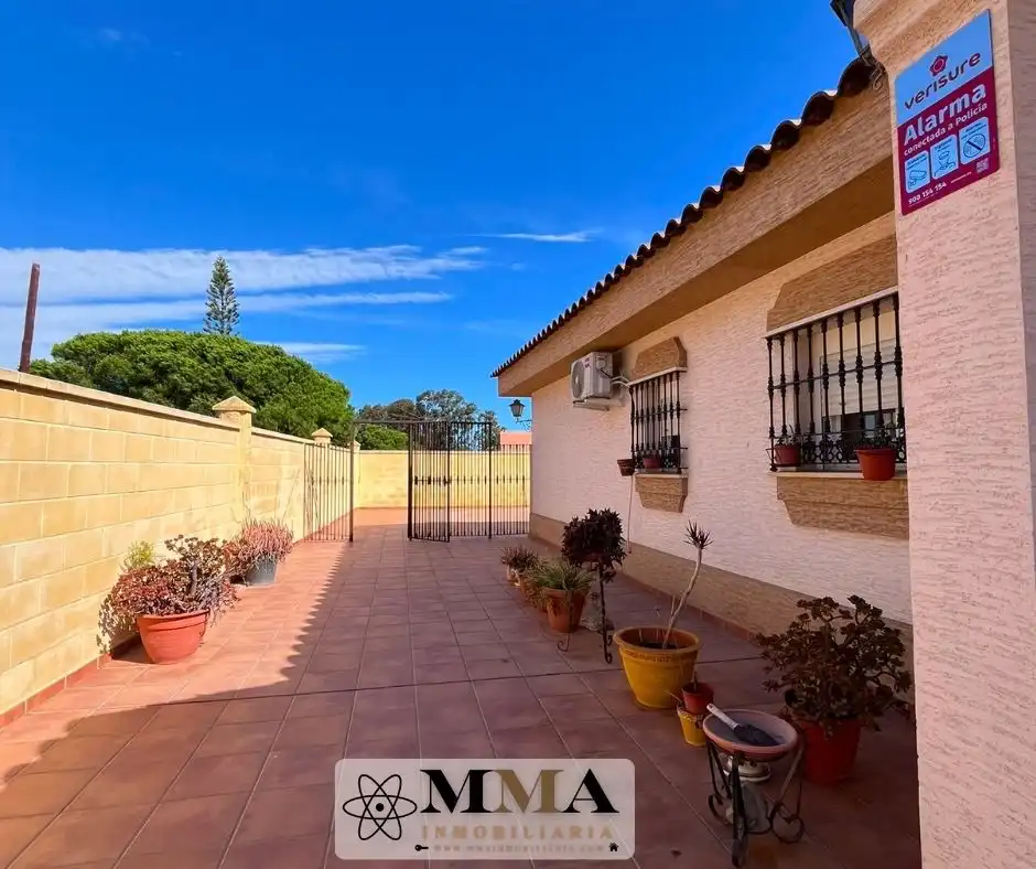 Vista exterior de Casa o chalet en venta en Isla Cristina con Aire acondicionado, Jardín privado y Terraza