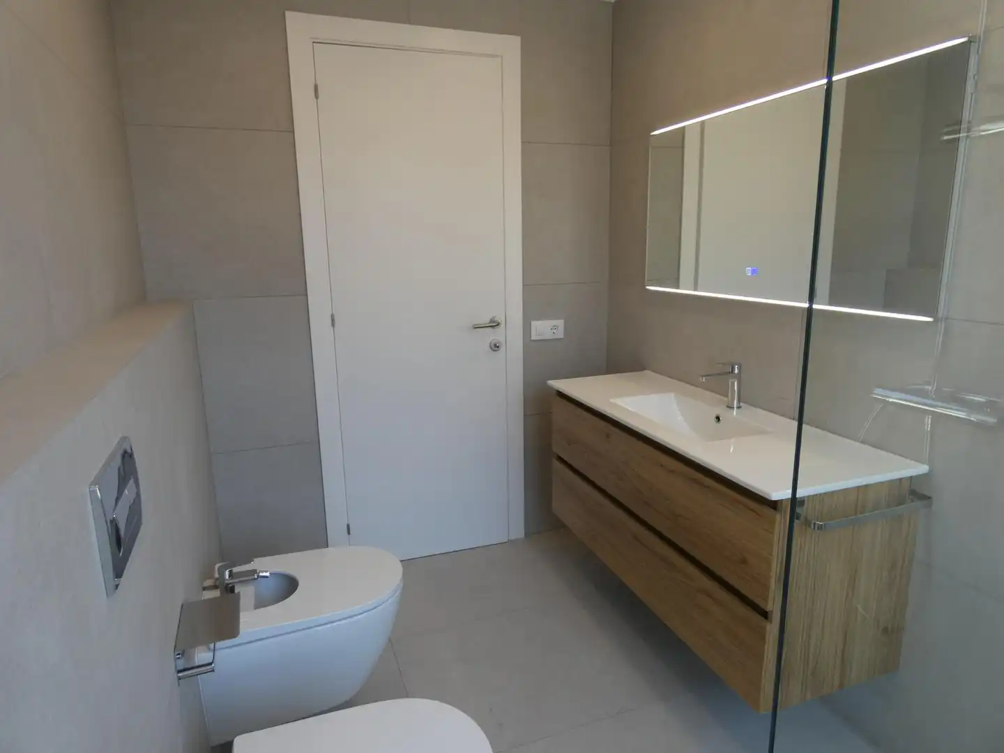 Badezimmer von Dachboden zur Miete in Barcelona mit Parkett