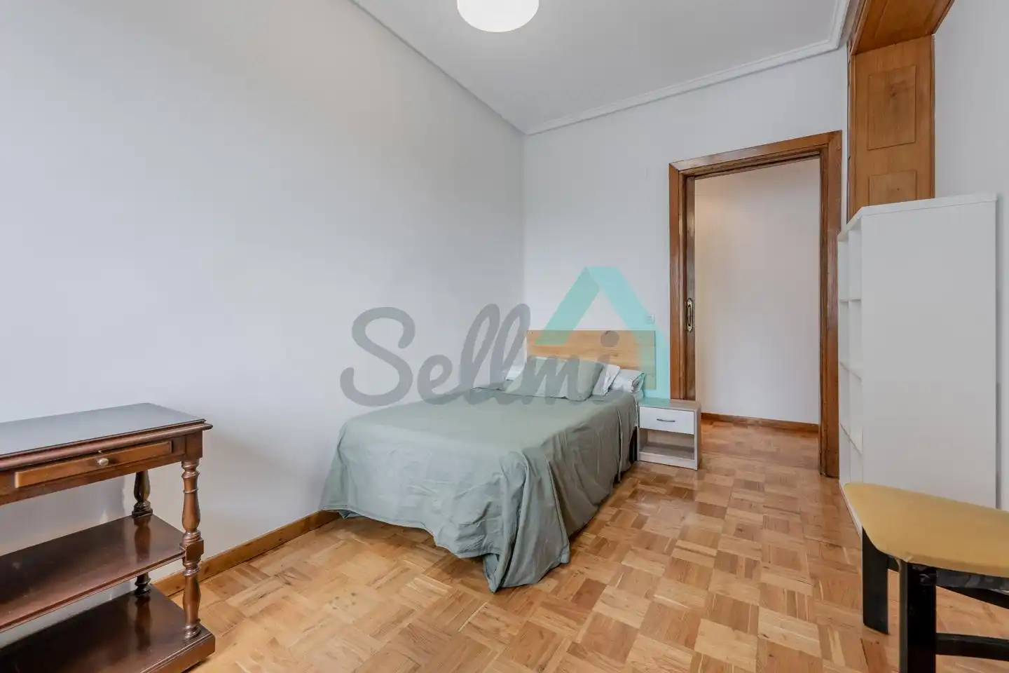 Bedroom of Flat for share in Oviedo   with Heating, Parquet flooring and Furnished