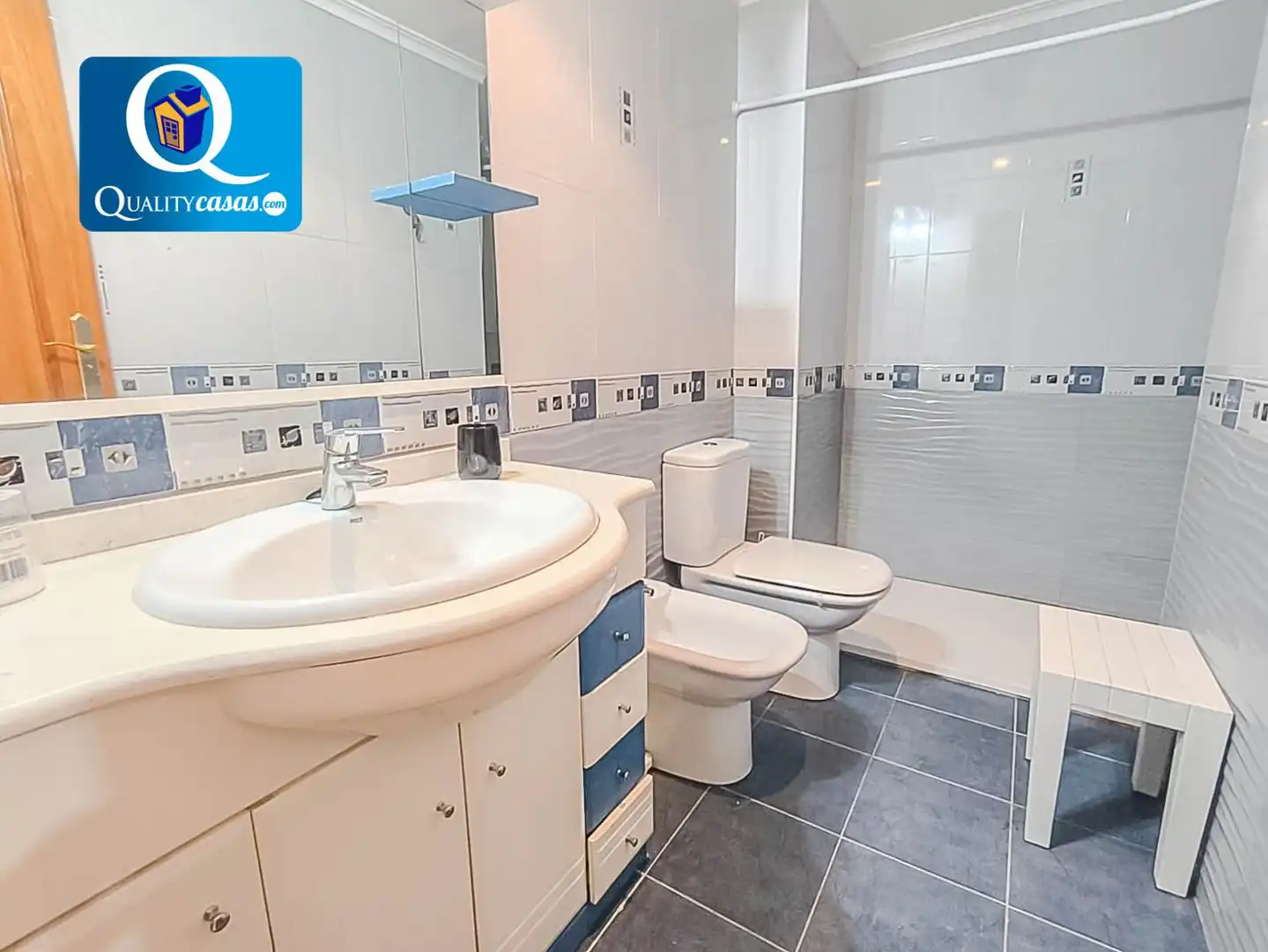 Bathroom of Apartments for sale in Alicante / Alacant  with Air Conditioner, Heating and Community pool