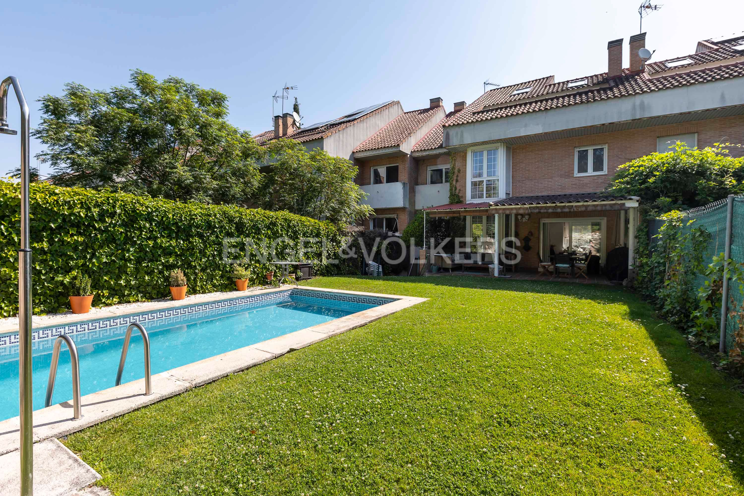 Exterior view of House or chalet for sale in Majadahonda  with Heating, Private garden and Terrace