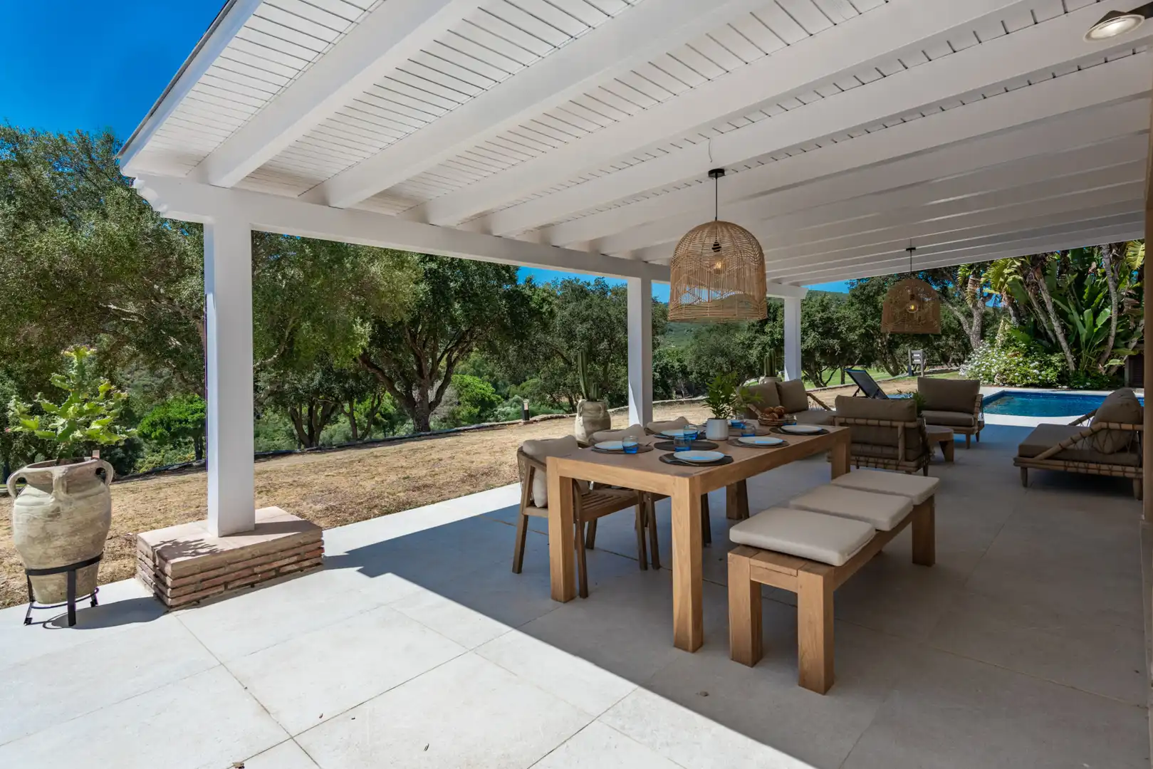 Terrasse von Erdgeschoss zum Verkauf in Sotogrande mit Klimaanlage, Privatgarten und Terrasse