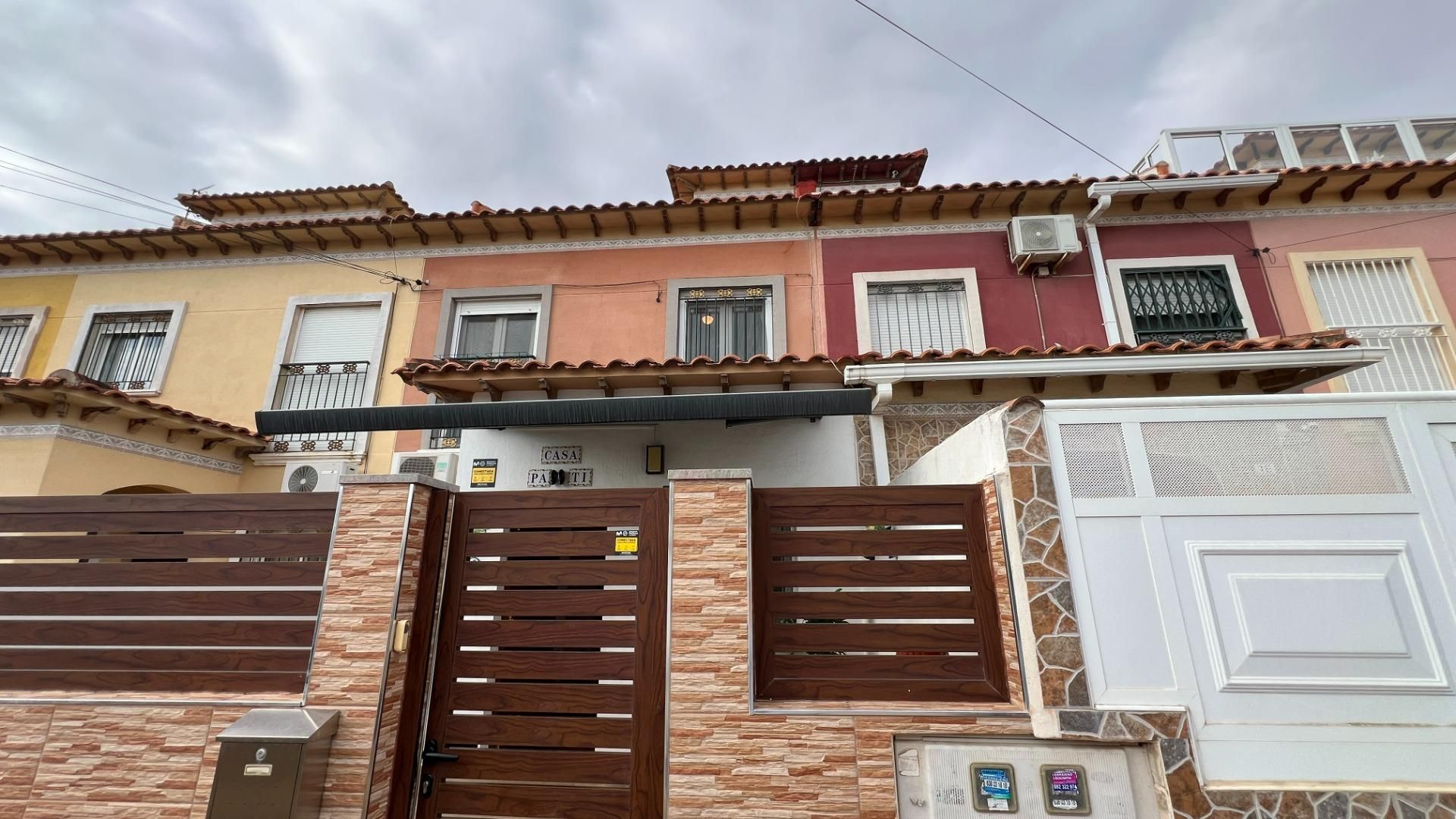 Vista exterior de Casa adosada en venda en Torrevieja amb Aire condicionat, Jardí privat i Terrassa