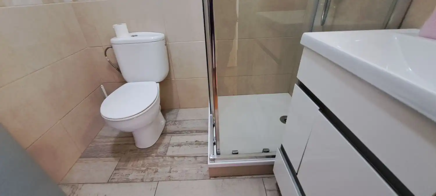 Badezimmer von Wohnung zum Verkauf in Salou mit Klimaanlage und Terrasse