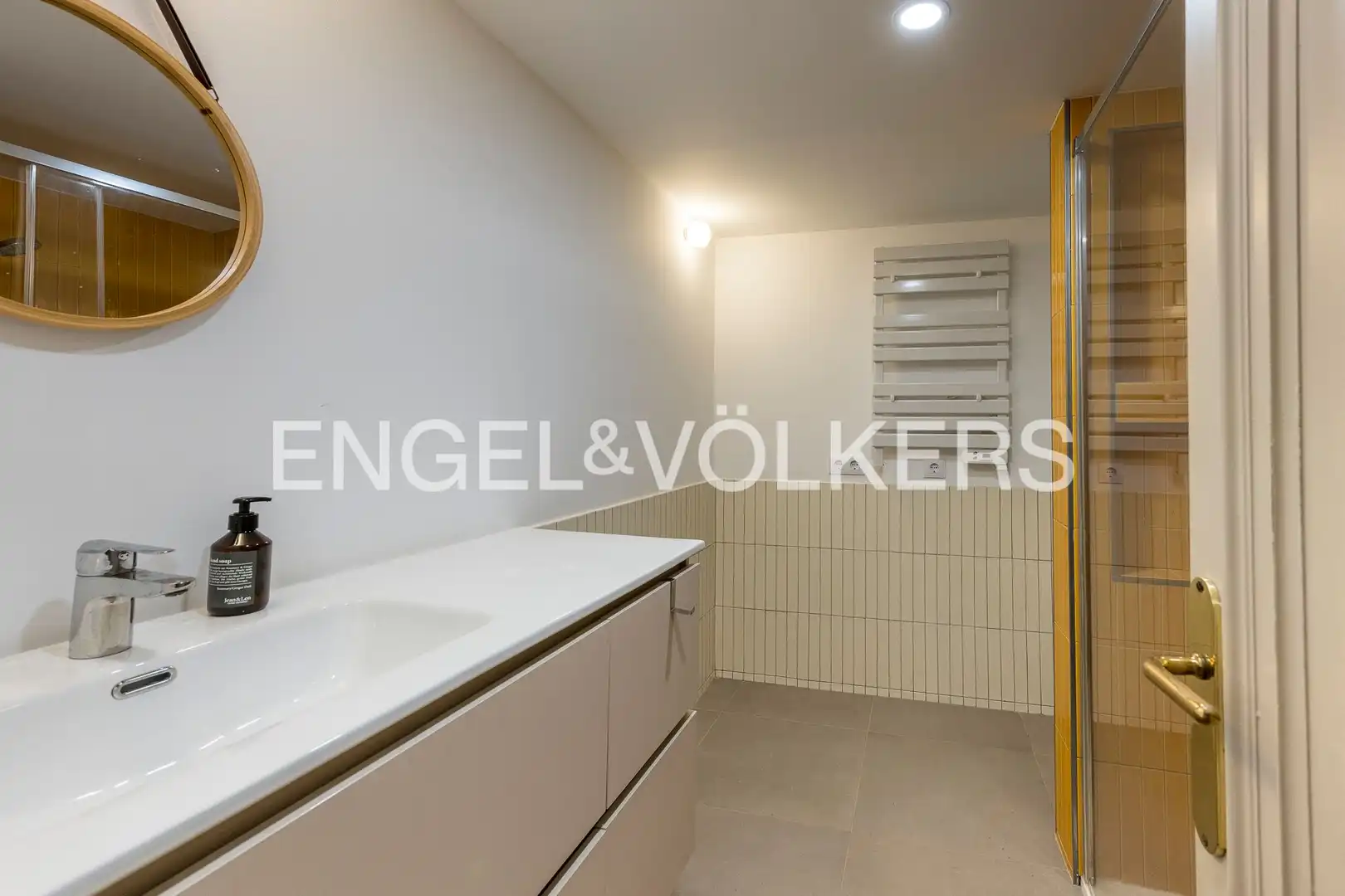 Flat for sale in Barcelona  with Air Conditioner, Heating and Private garden