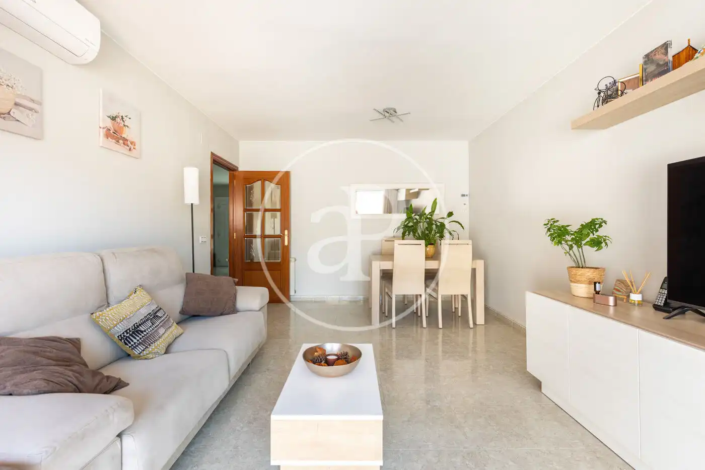 Sala d'estar de Casa adosada en venda en Rubí amb Aire condicionat, Calefacció i Terrassa