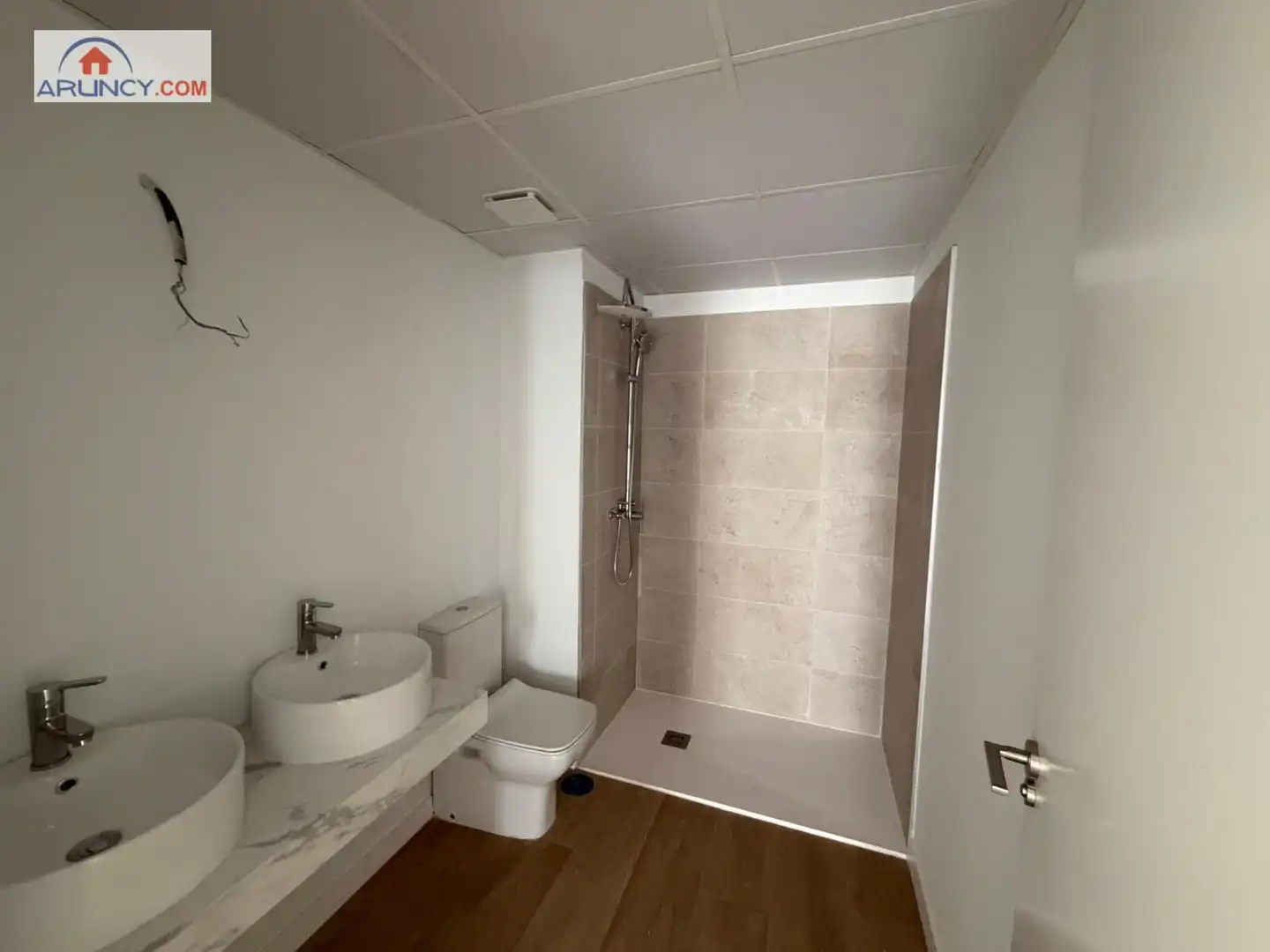 Baño de Estudio en venta en Sevilla con Aire acondicionado, Calefacción y Jardín privado