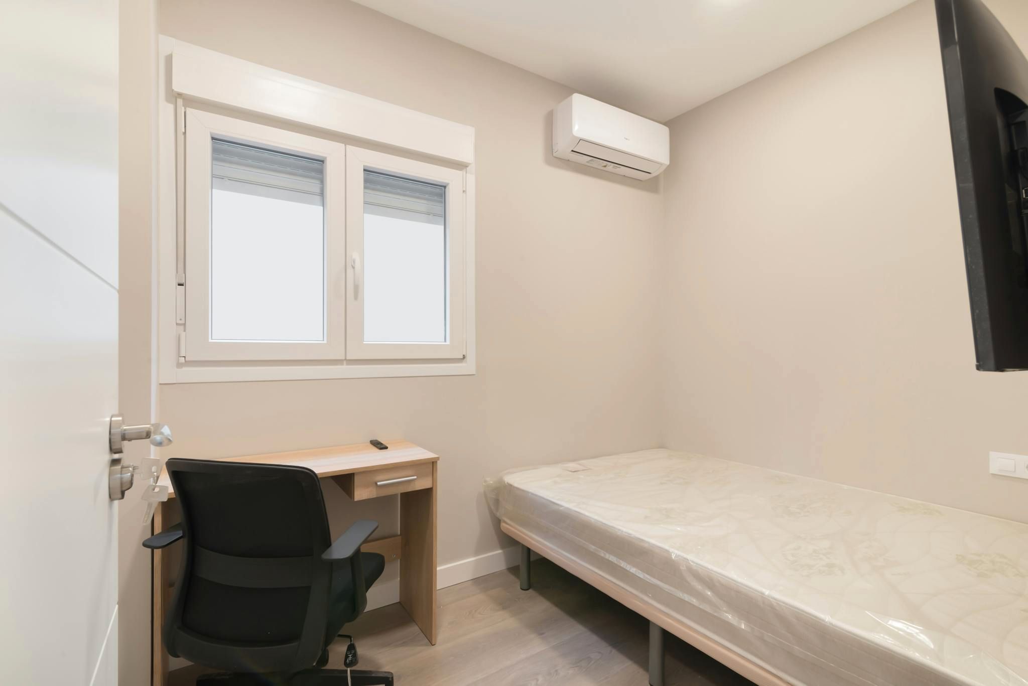 Bedroom of Flat to share in  Madrid Capital  with TV and Pets allowed