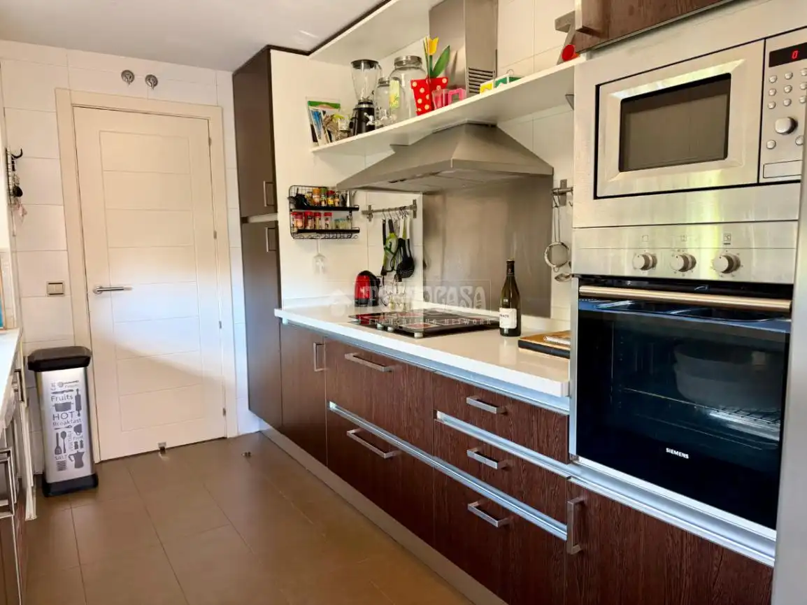 Cuina de Casa adosada en venda en Villanueva de la Cañada amb Aire condicionat, Calefacció i Jardí privat