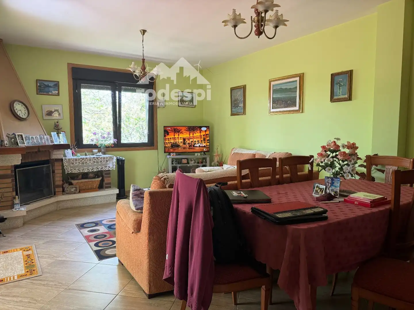 Sala d'estar de Casa o xalet en venda en Covelo amb Calefacció, Traster i Moblat