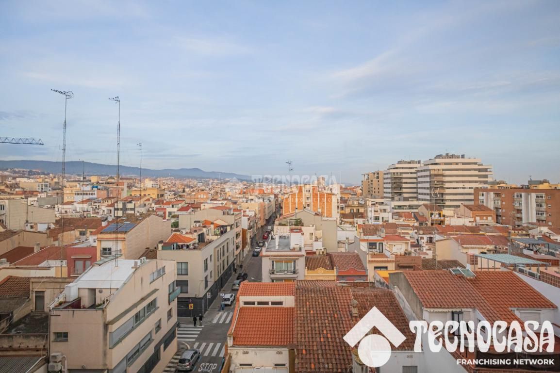 Vista exterior de Pis en venda en Mataró amb Terrassa i Balcó