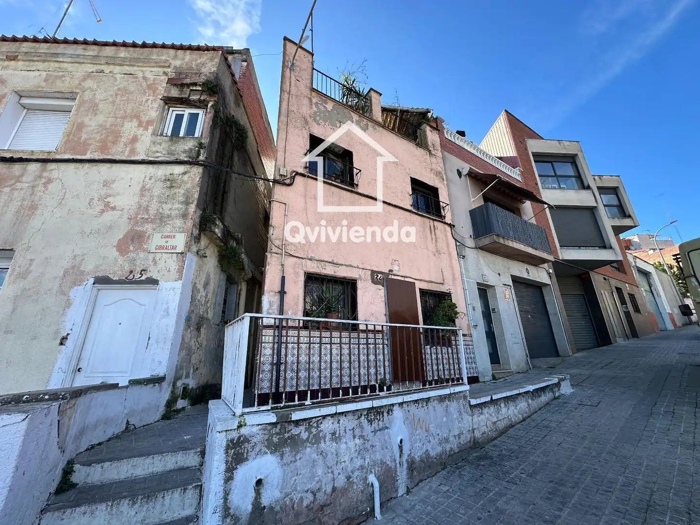 Außenansicht von Einfamilien-Reihenhaus zum Verkauf in Sabadell mit Terrasse