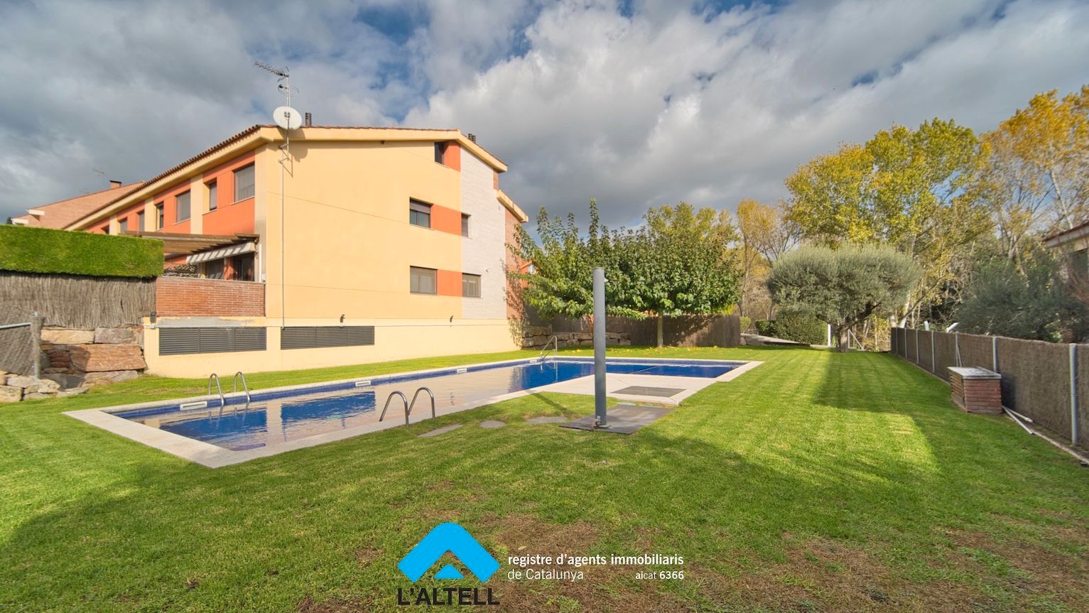 Piscina de Casa adosada en venda en L'Ametlla del Vallès amb Aire condicionat, Calefacció i Jardí privat