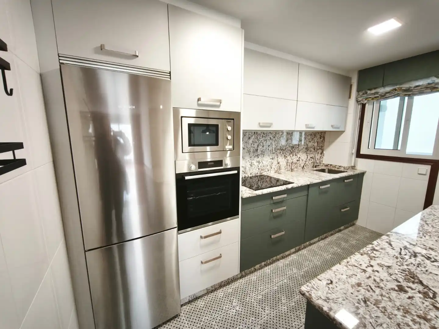 Cocina de Piso de alquiler en Vigo  con Calefacción, Parquet y Horno