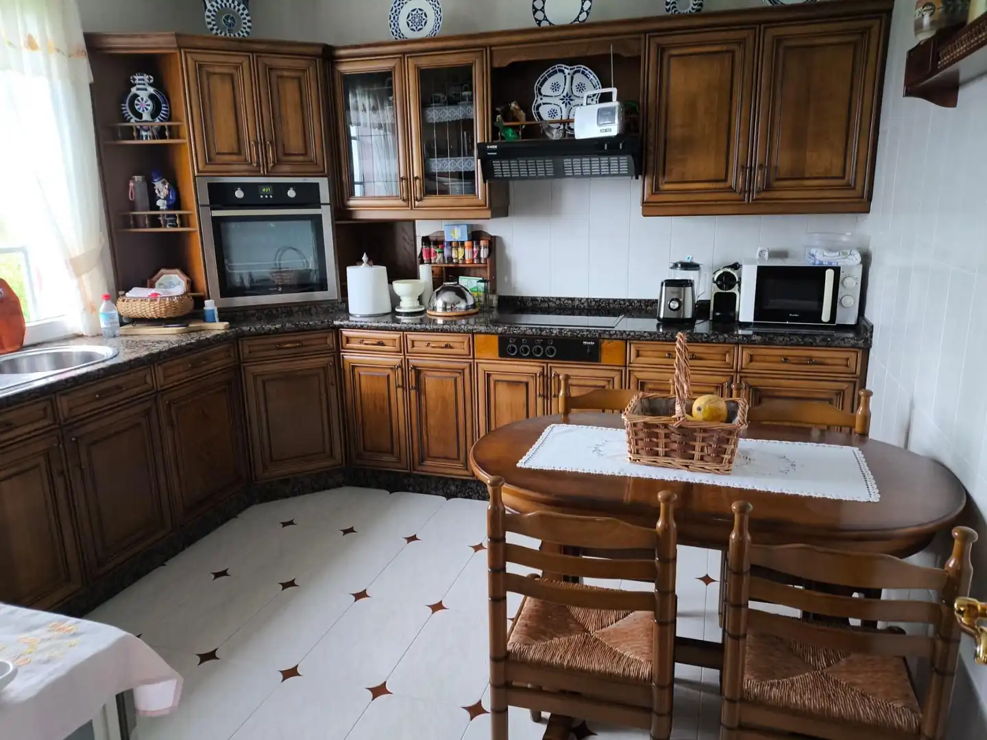 Cuina de Casa o xalet en venda en Carballo amb Calefacció, Jardí privat i Terrassa