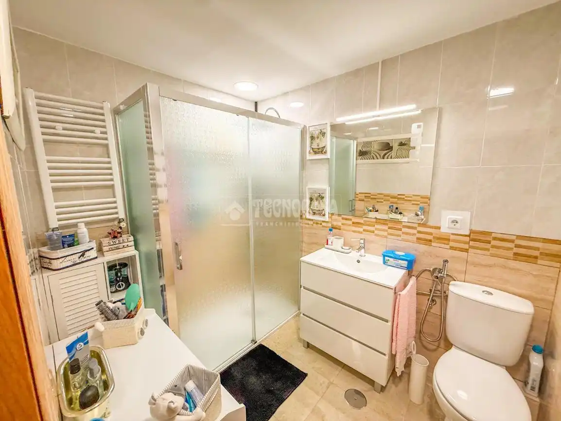Bathroom of Flat for sale in Parla  with Air Conditioner, Heating and Terrace