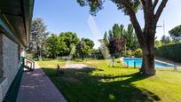 Jardí de Casa o xalet en venda en Boadilla del Monte amb Aire condicionat, Terrassa i Piscina