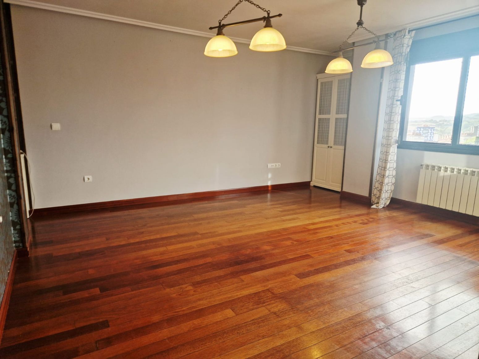 Sala d'estar de Pis en venda en Avilés amb Calefacció, Parquet i Terrassa