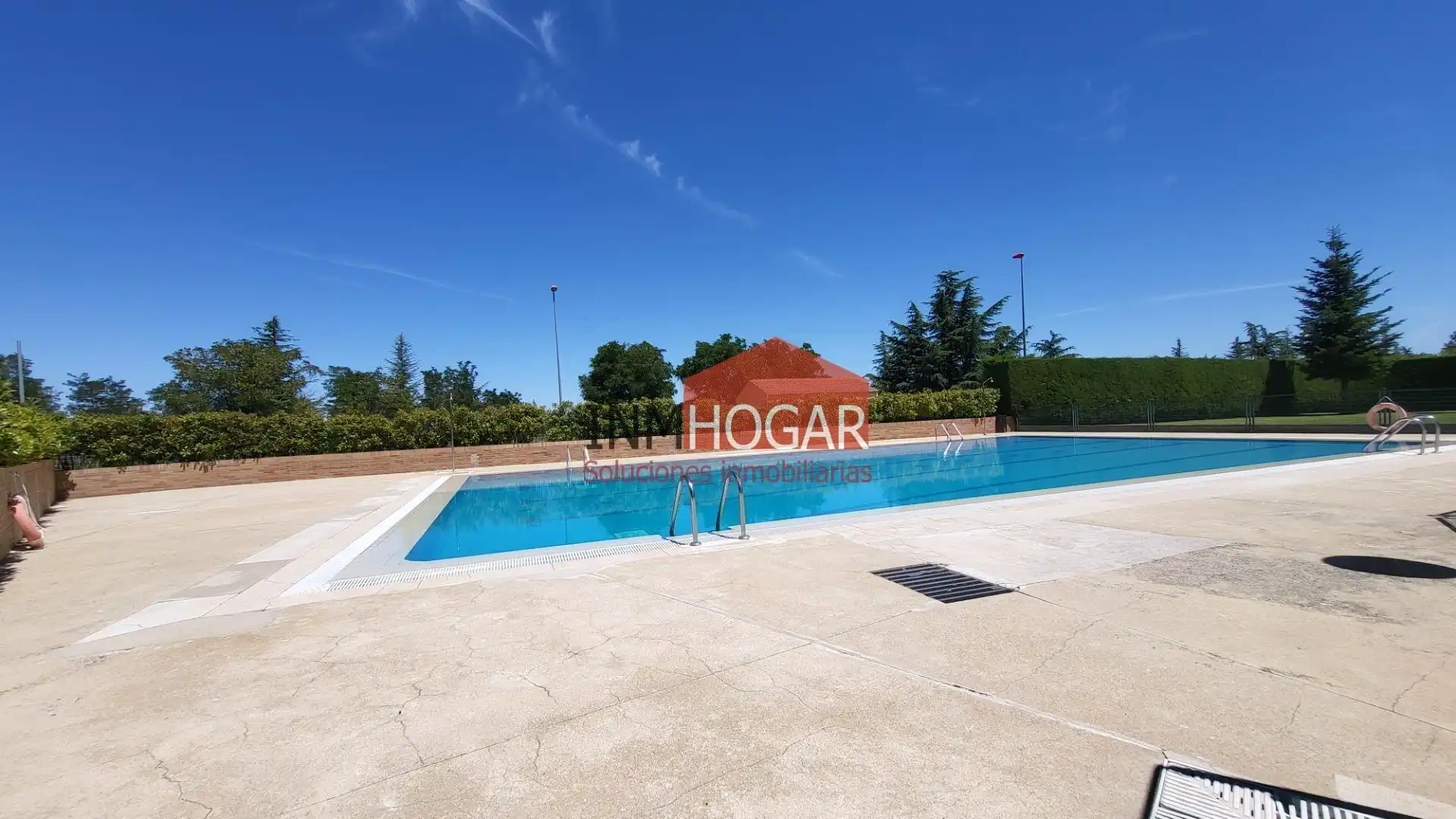 Piscina de Piso en venta en Ávila con Calefacción, Terraza y Amueblado