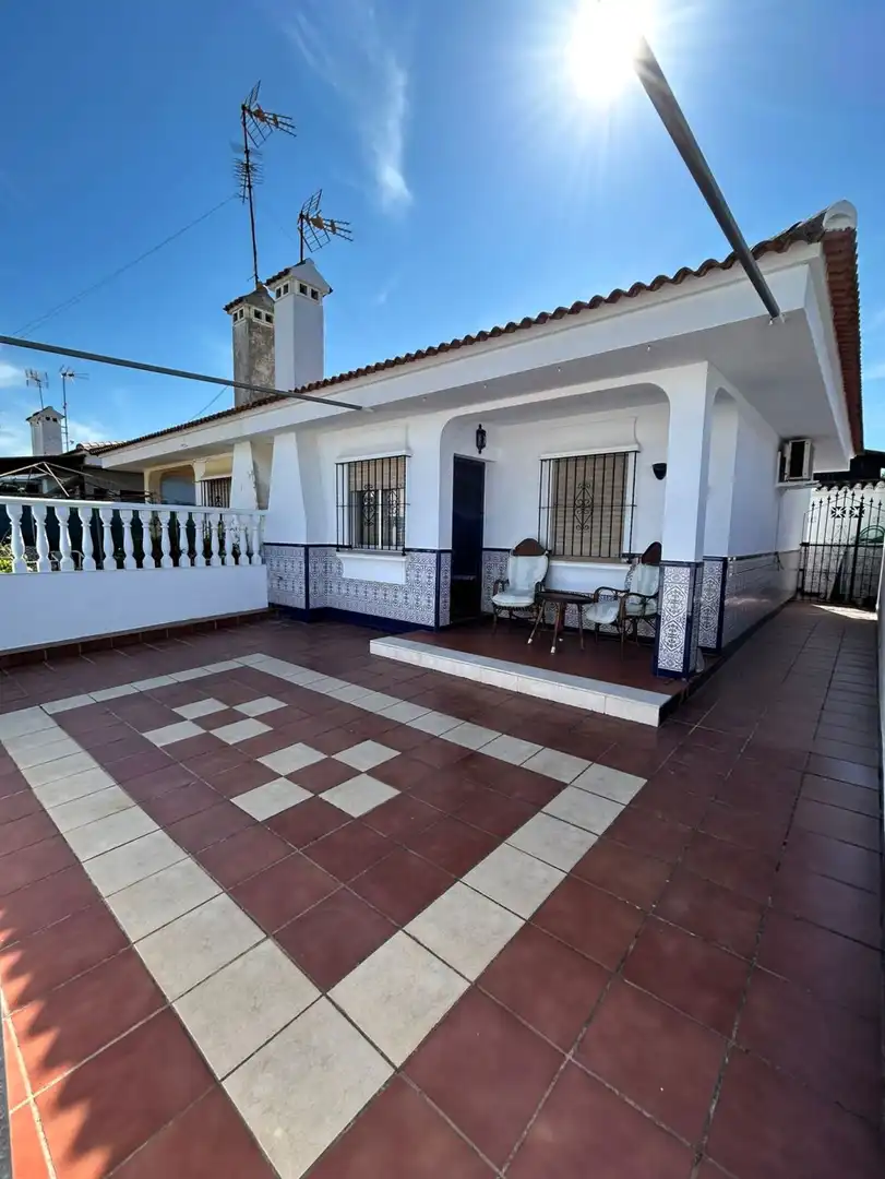 Vista exterior de Casa o xalet en venda en Almonte amb Calefacció, Moblat i Piscina comunitària