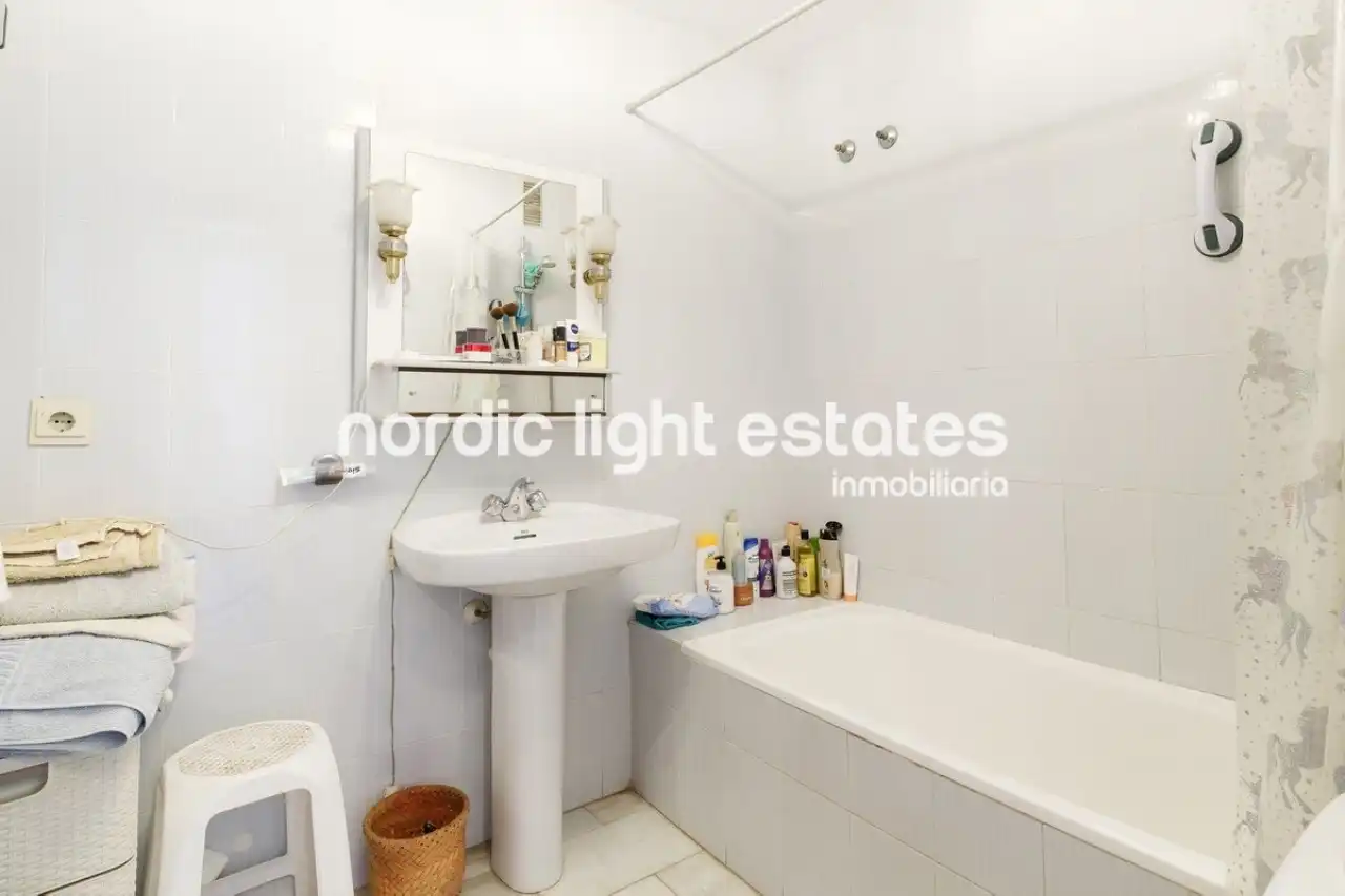 Wohnung zum Verkauf in Nerja mit Terrasse, Schwimmbad und Möbliert