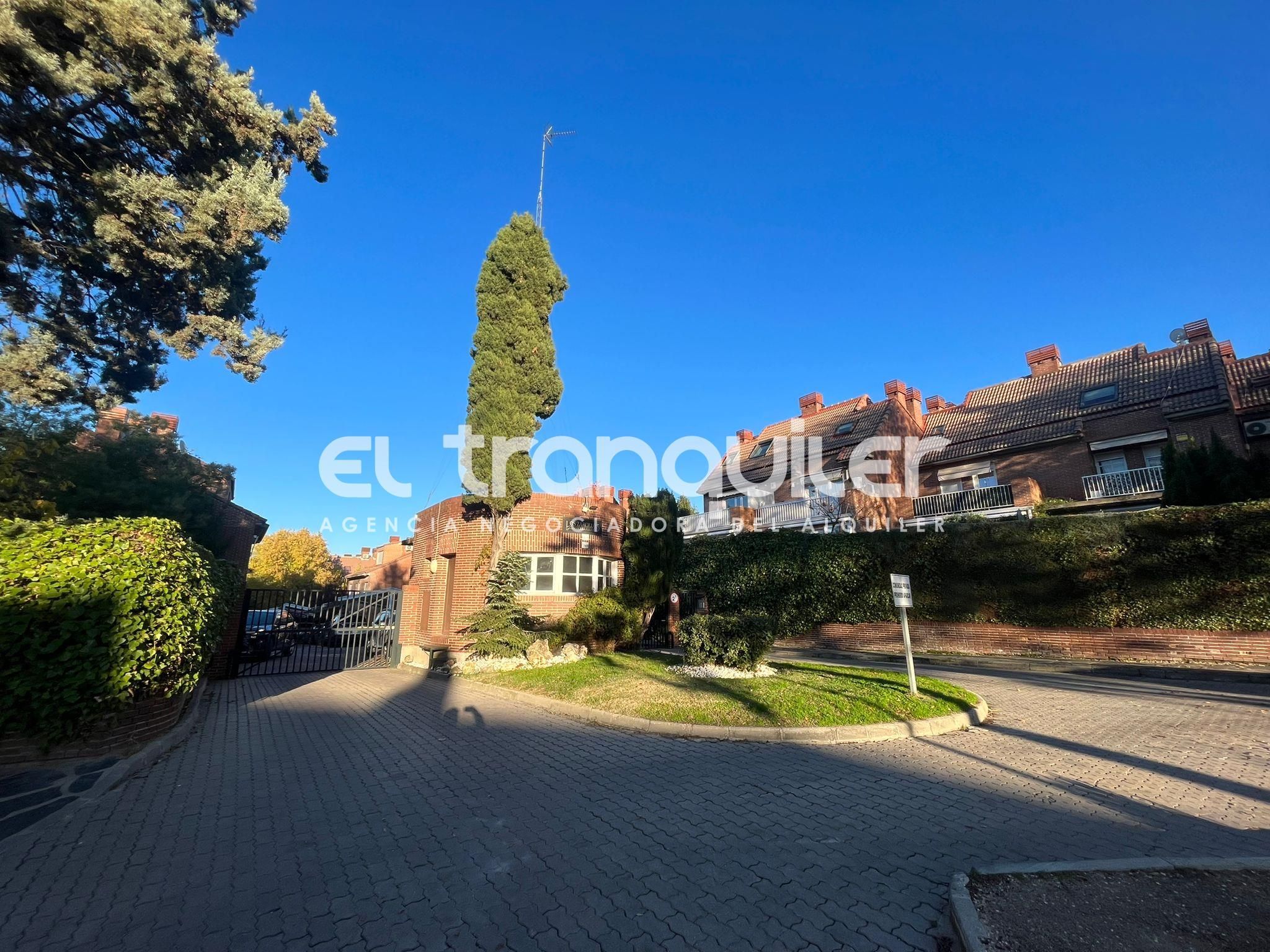 Vista exterior de Casa adosada de lloguer en La Moraleja amb Terrassa, Traster i Piscina