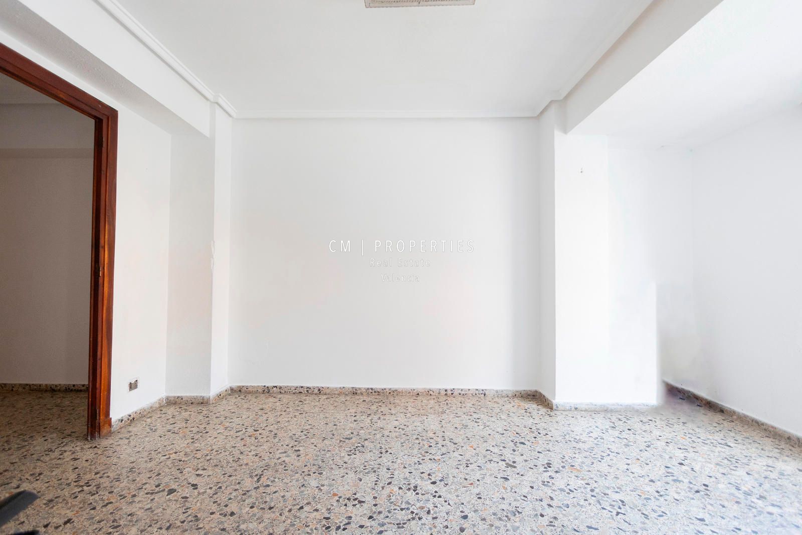 Flat for sale in  Valencia Capital  with Balcony