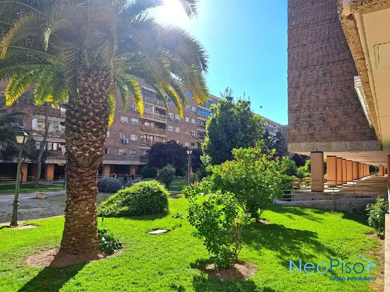 Vista exterior de Pis en venda en Alcorcón amb Jardí privat, Terrassa i Piscina