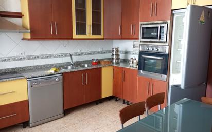 Kitchen of Flat for sale in Baza  with Heating, Furnished and Oven