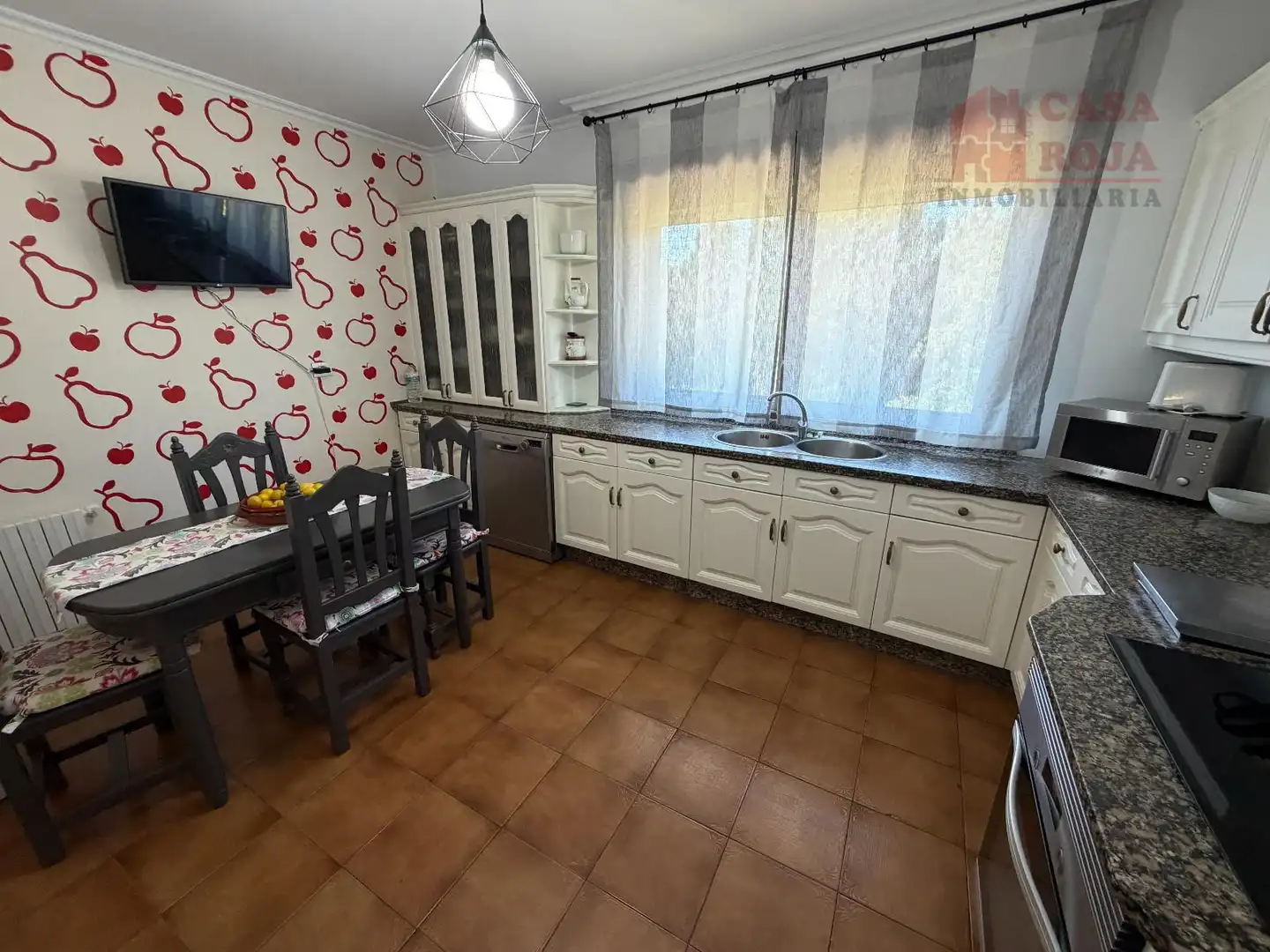 Cuina de Casa o xalet en venda en Cangas  amb Calefacció, Terrassa i Moblat