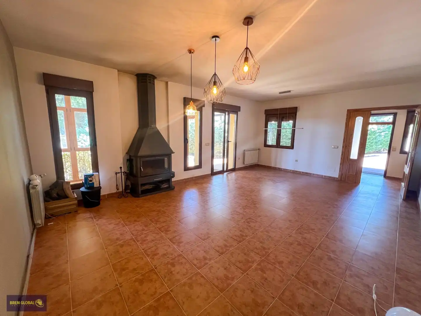 Sala d'estar de Casa o xalet en venda en El Berrueco amb Calefacció, Jardí privat i Alarma