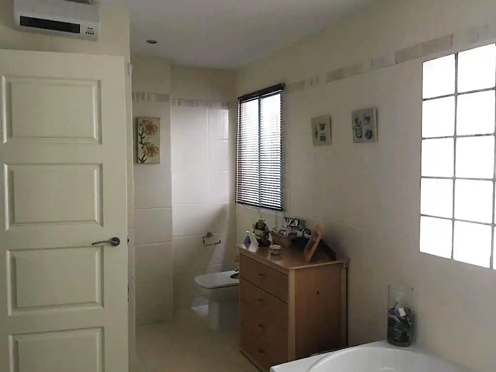 Badezimmer von Maisonette zum Verkauf in Coria mit Klimaanlage, Heizung und Balkon
