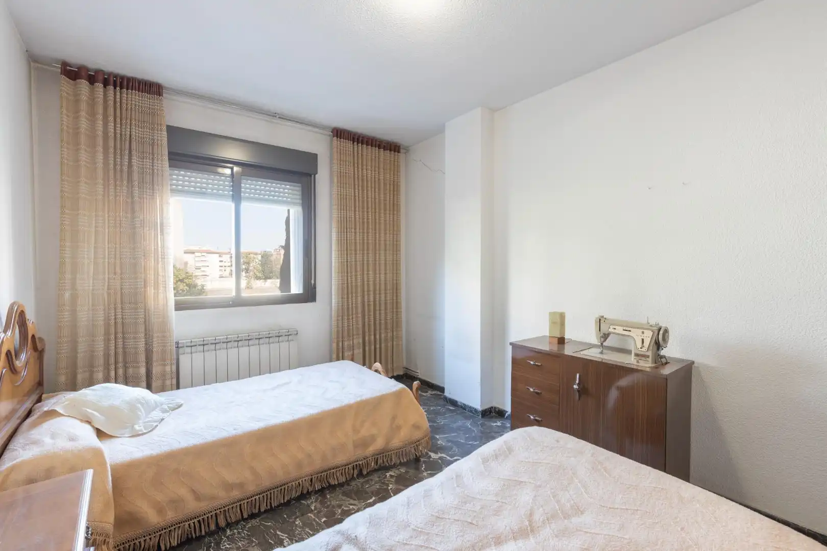 Dormitori de Pis en venda en Granada amb Aire condicionat, Terrassa i Balcó