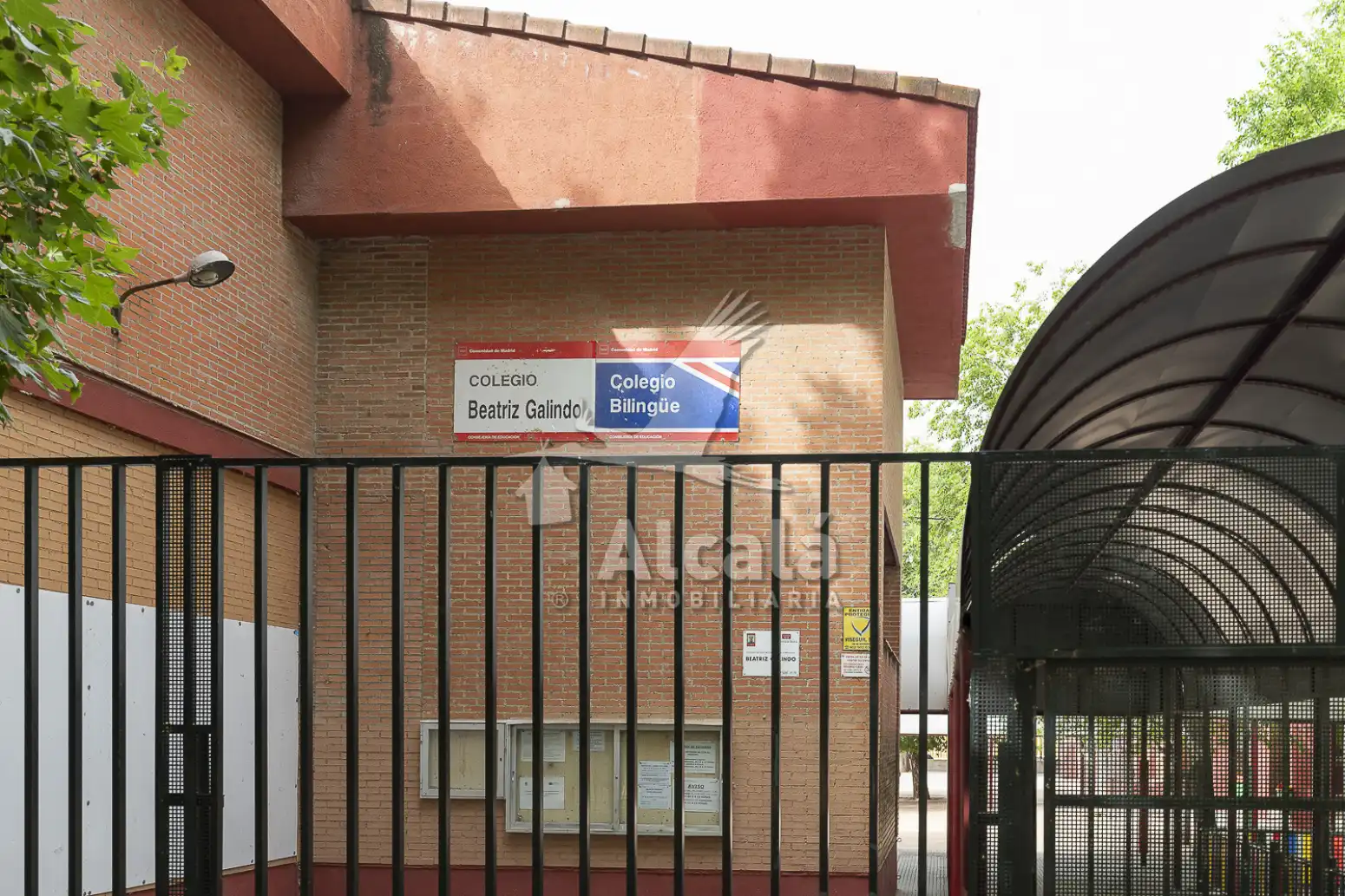 Vista exterior de Pis en venda en Alcalá de Henares amb Calefacció