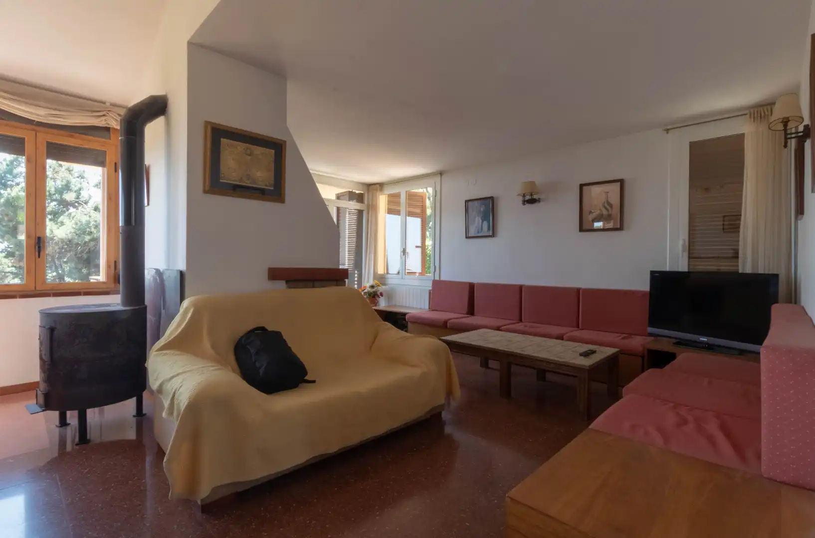 Sala d'estar de Casa o xalet en venda en Sant Cebrià de Vallalta amb Calefacció, Jardí privat i Terrassa