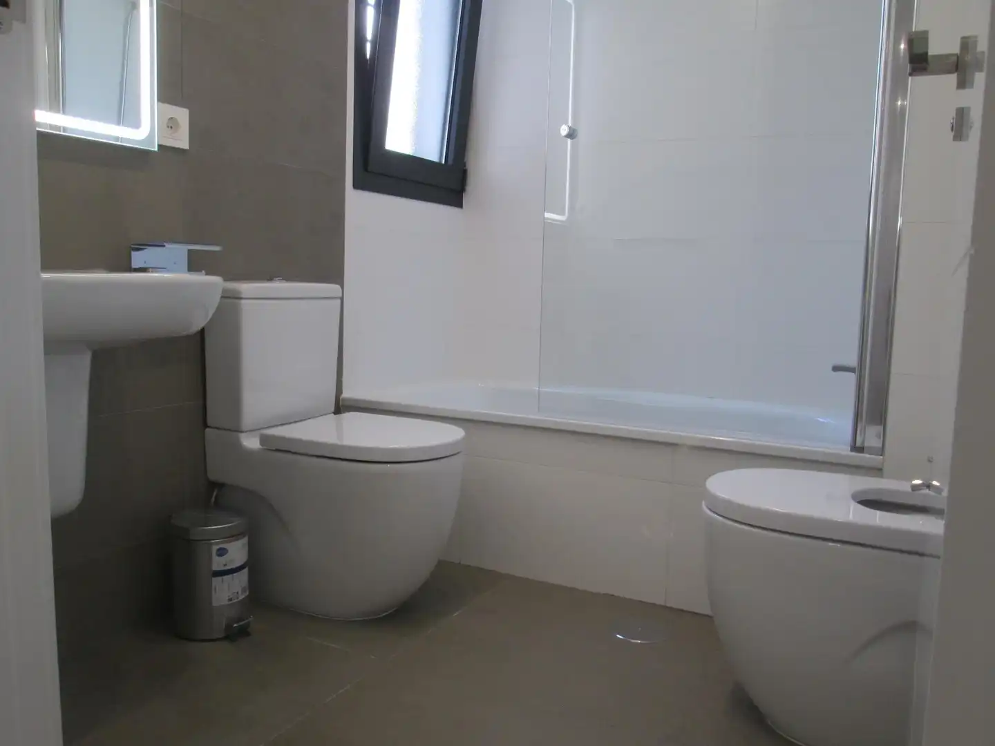 Bany de Pis de lloguer en Sevilla amb Aire condicionat, Parquet i Terrassa