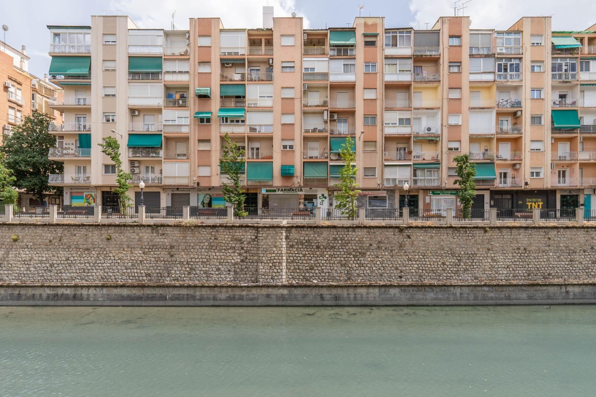 Vista exterior de Àtic en venda en  Granada Capital amb Aire condicionat