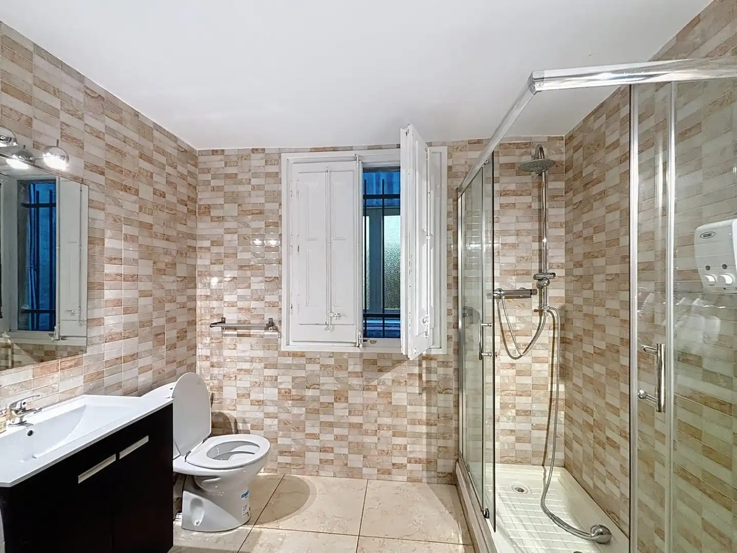 Bathroom of Flat for share in Barcelona  with Terrace and Furnished