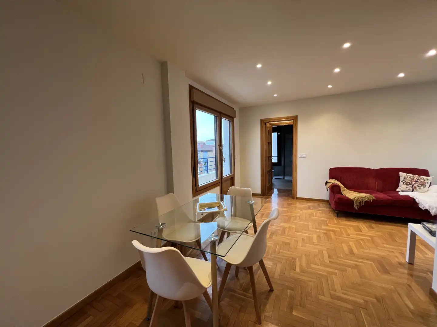 Menjador de Àtic de lloguer en Gijón  amb Calefacció, Parquet i Terrassa