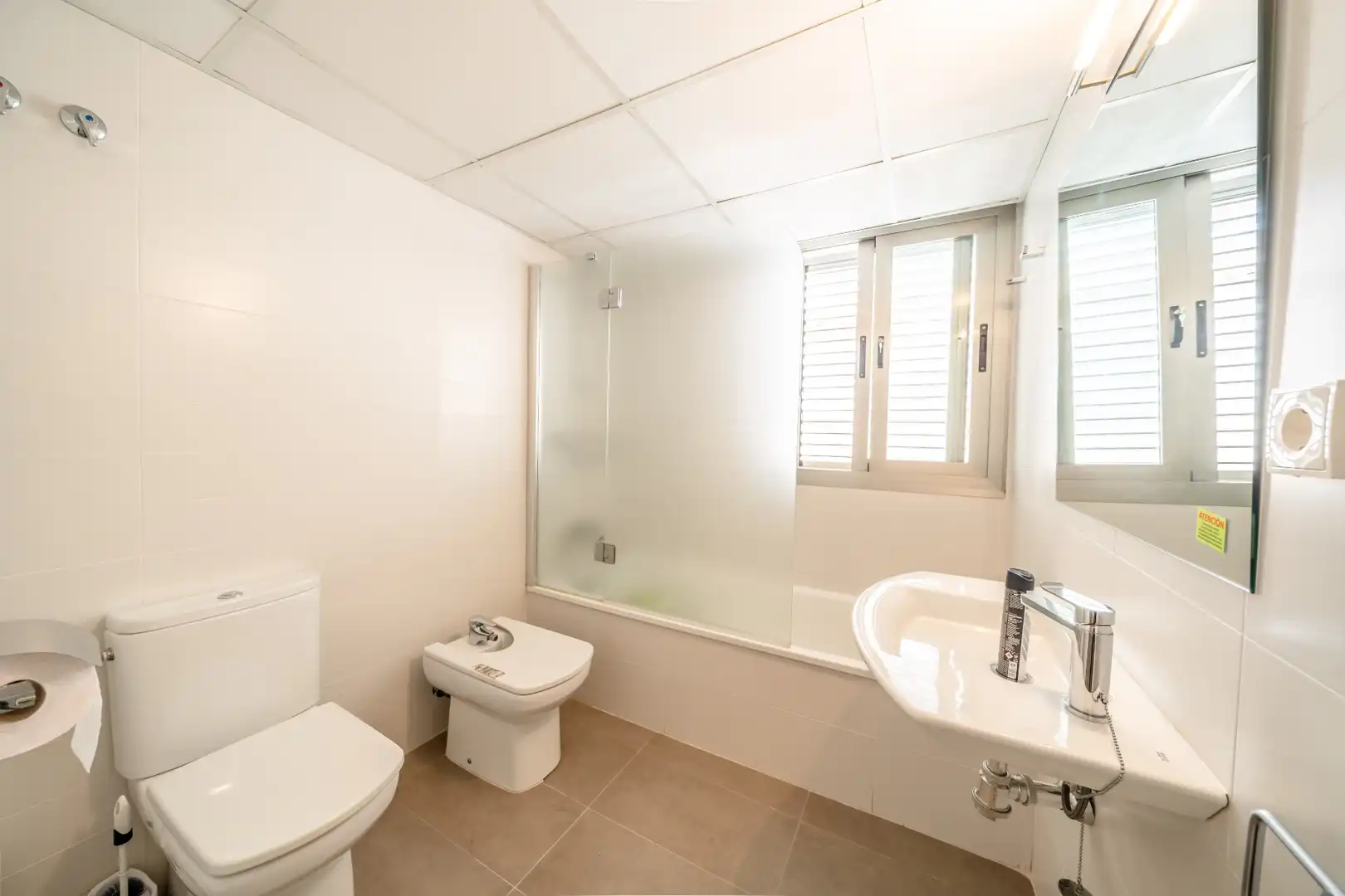 Badezimmer von Einfamilien-Reihenhaus zum Verkauf in Pilar de la Horadada mit Klimaanlage