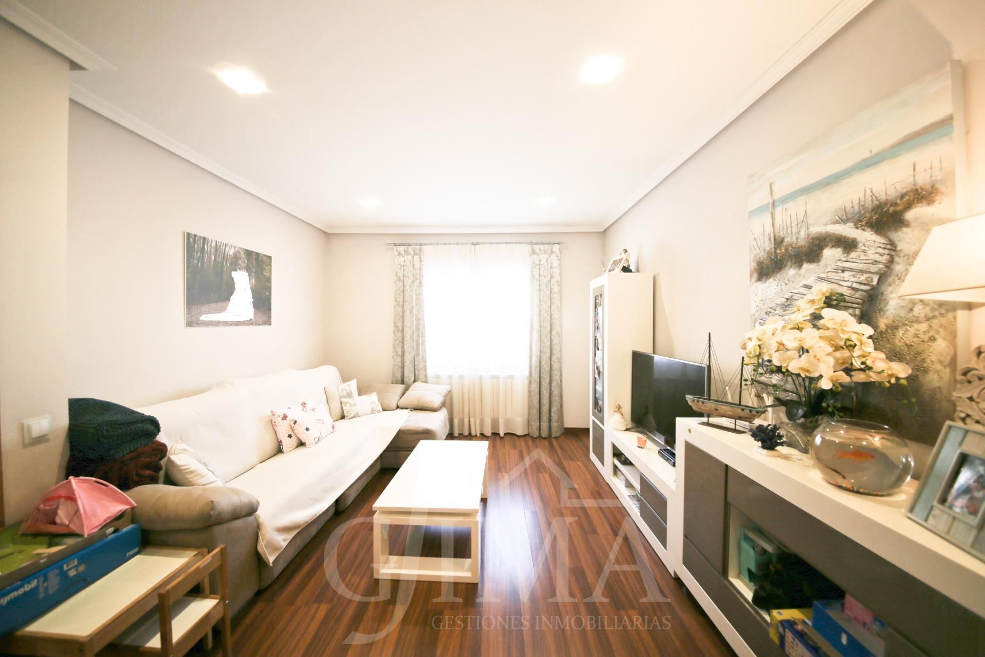 Sala d'estar de Casa adosada en venda en Tomelloso amb Aire condicionat, Calefacció i Moblat