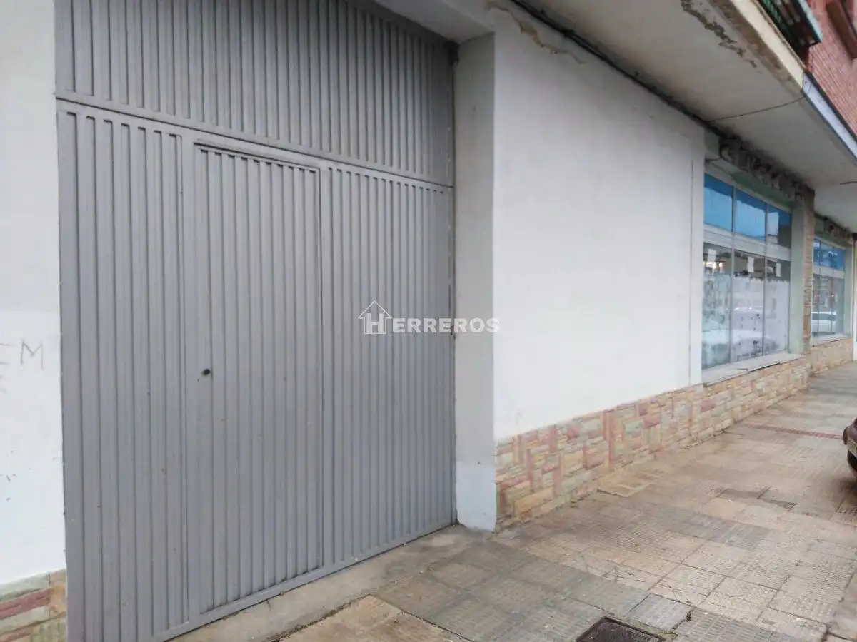 Local commercial à vendre à AVDA. DE NAVARRA